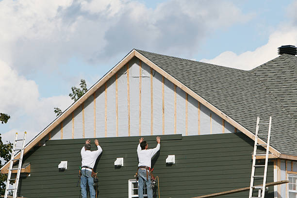 Professional Vinyl Siding technician working in Hampton, SC